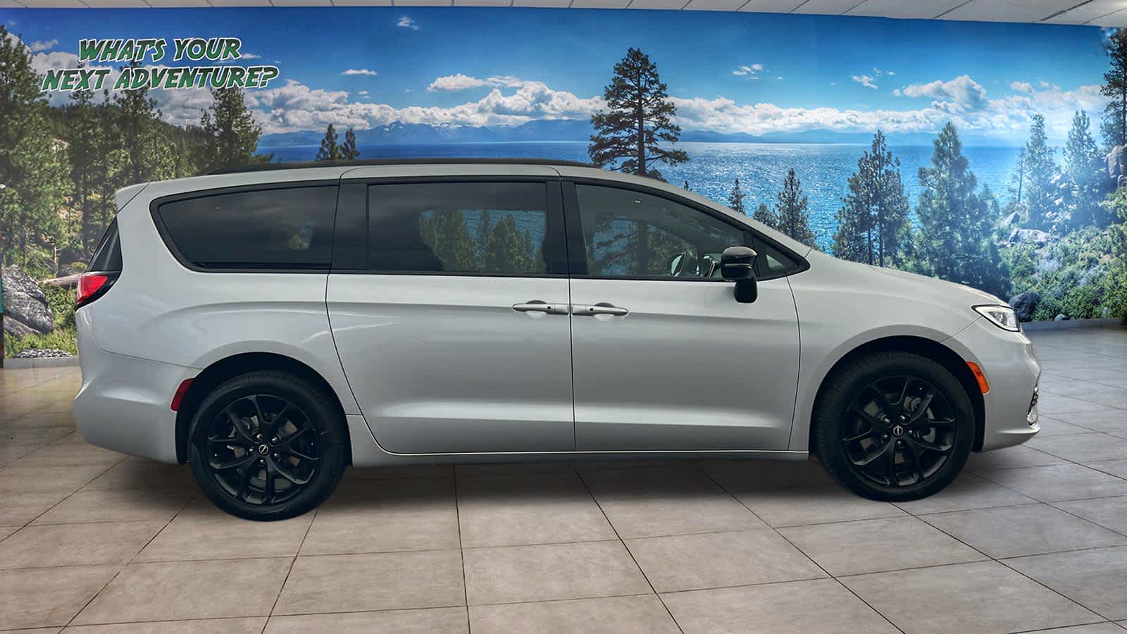 2026 Chrysler Pacifica photo 4