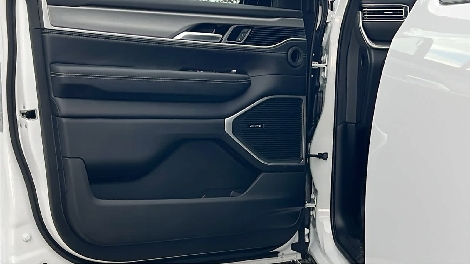 Thumbnail: 2025 Jeep Wagoneer - 23