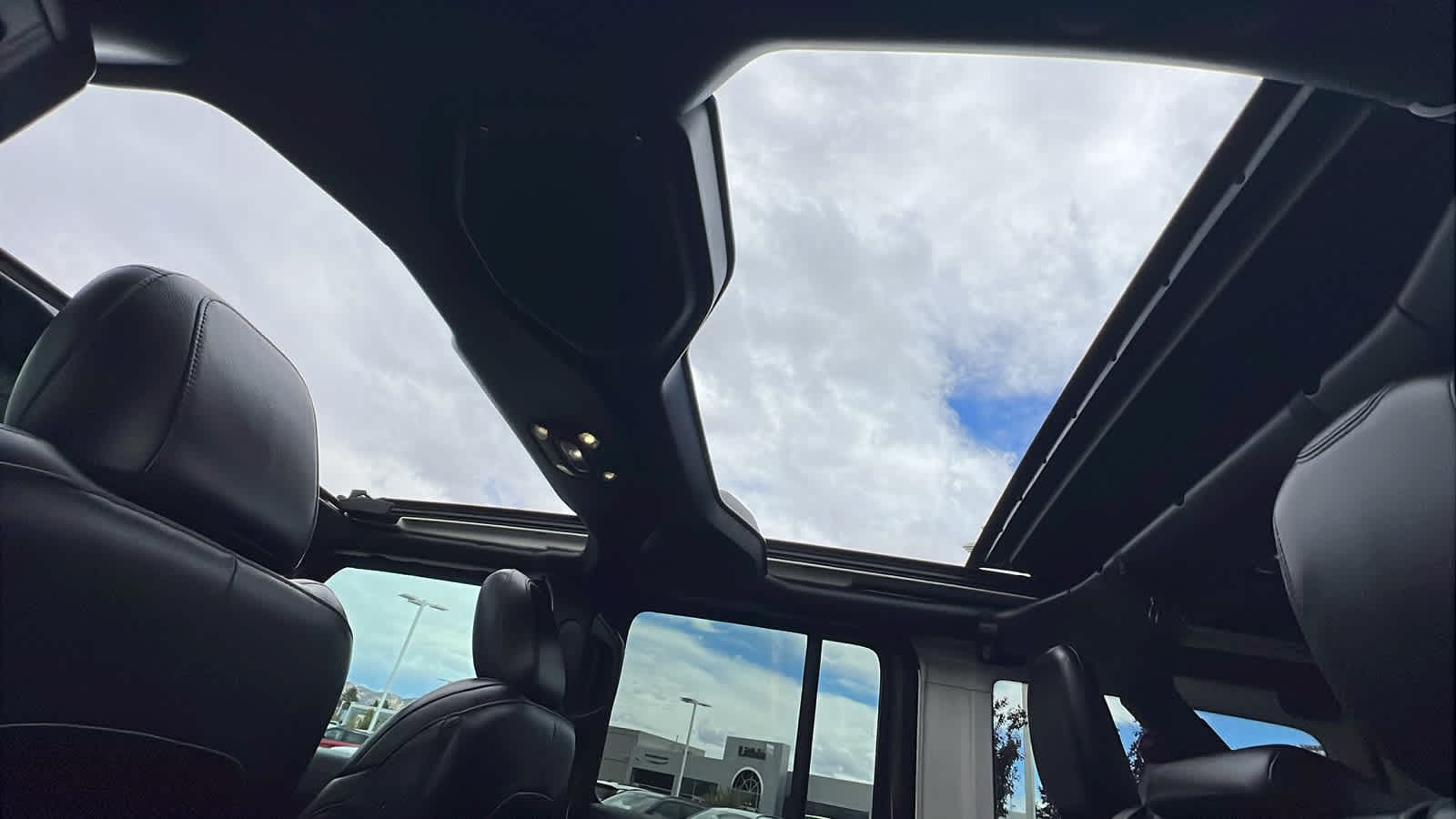 Thumbnail: 2022 Jeep Wrangler - 32