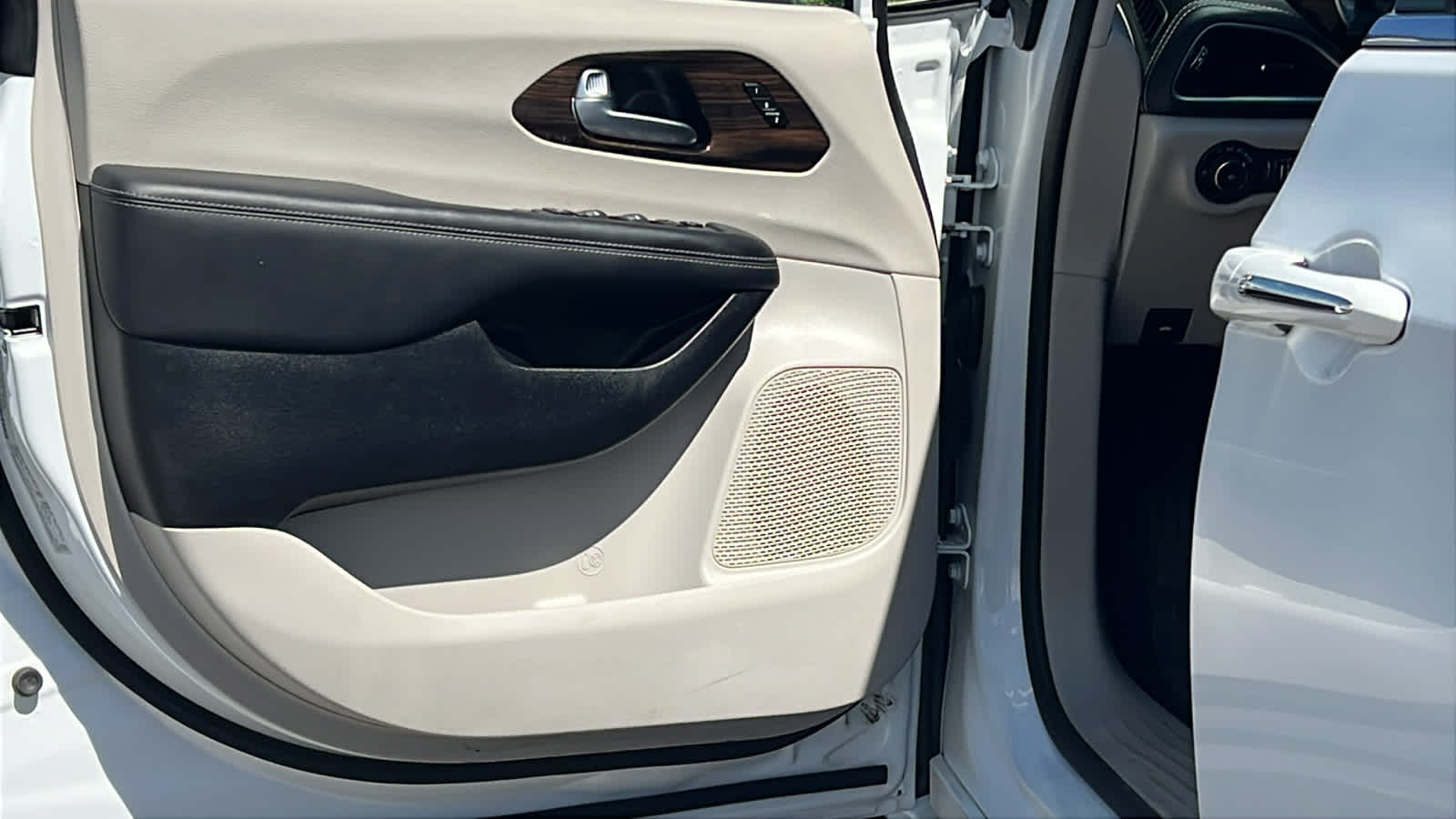 Thumbnail: 2023 Chrysler Pacifica - 23