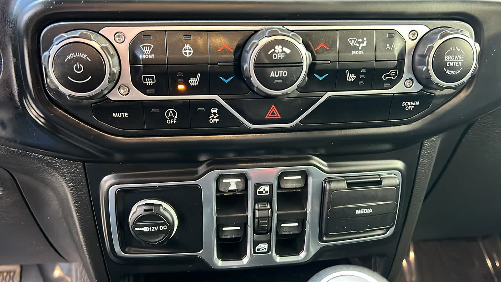 Thumbnail: 2022 Jeep Wrangler - 14