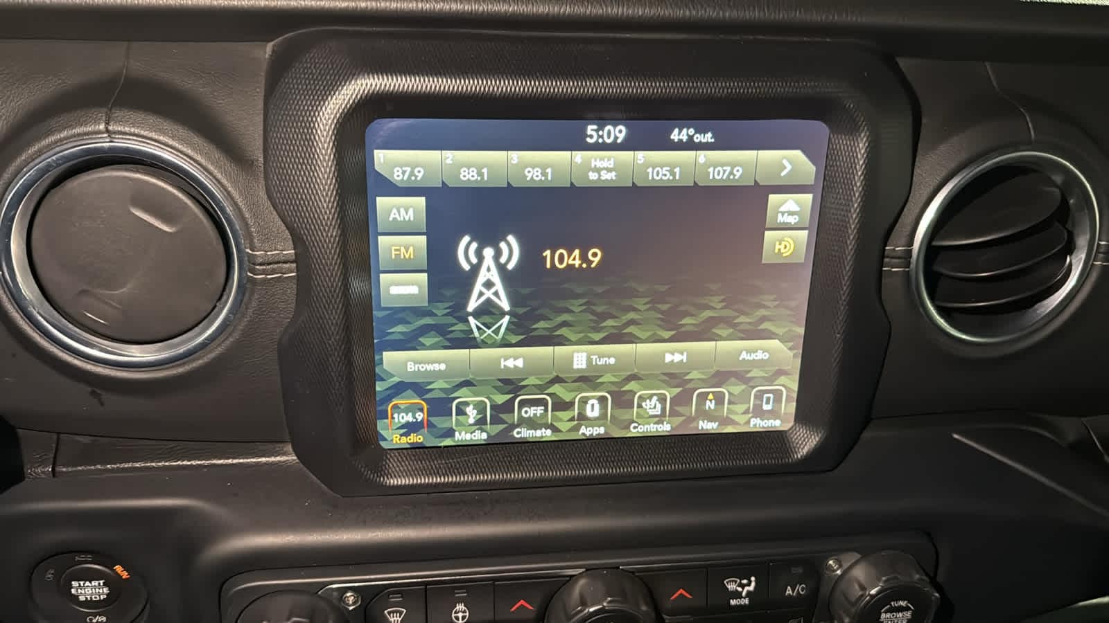 Thumbnail: 2019 Jeep Wrangler - 15