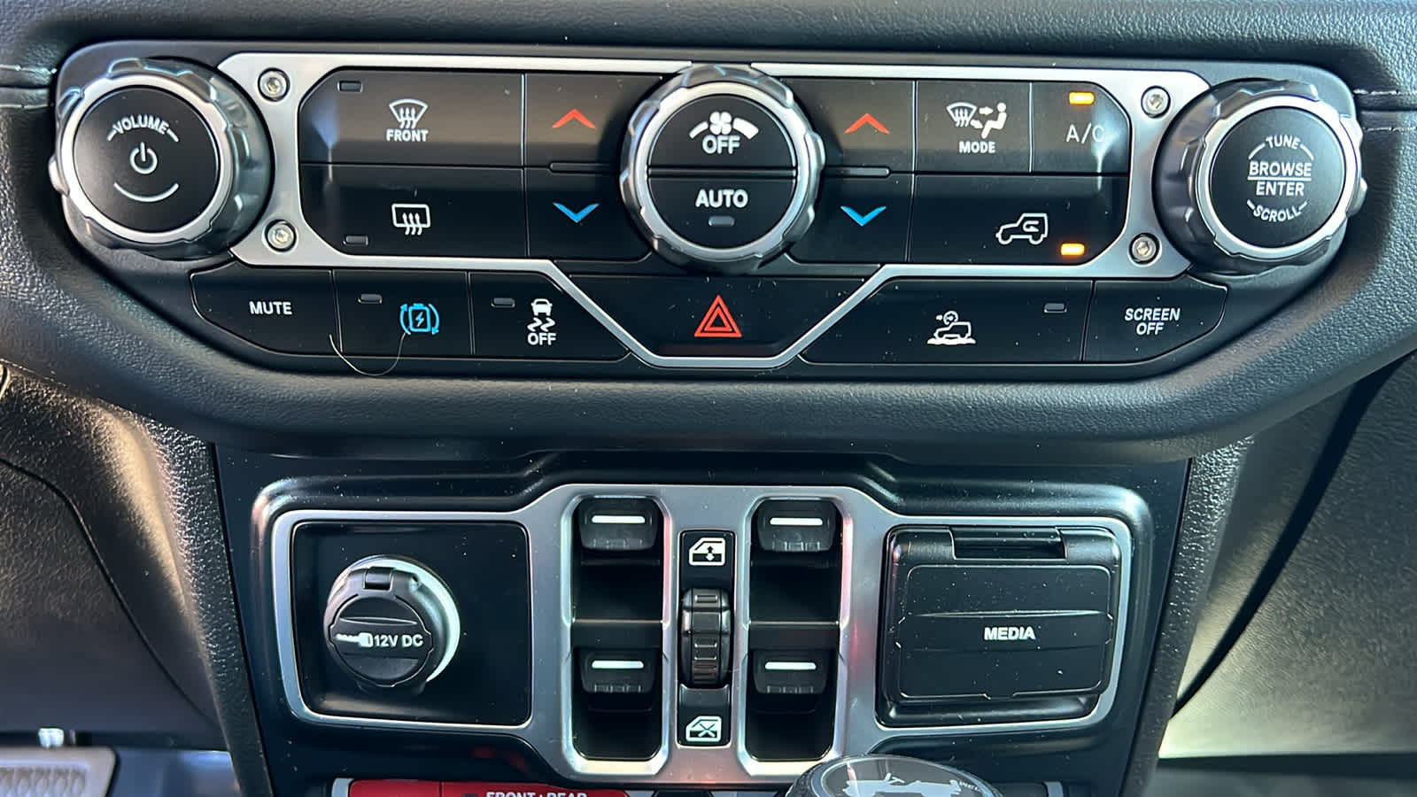 Thumbnail: 2024 Jeep Wrangler - 14