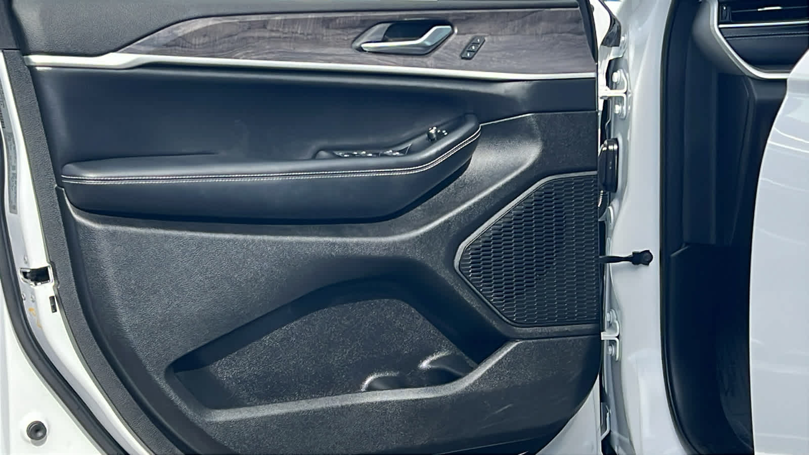 Thumbnail: 2023 Jeep Grand Cherokee - 23