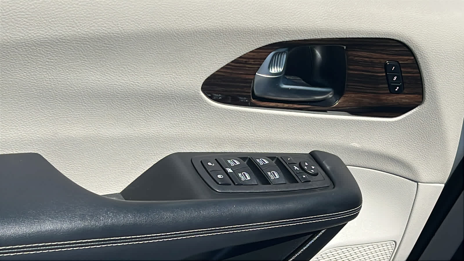 Thumbnail: 2023 Chrysler Pacifica - 22