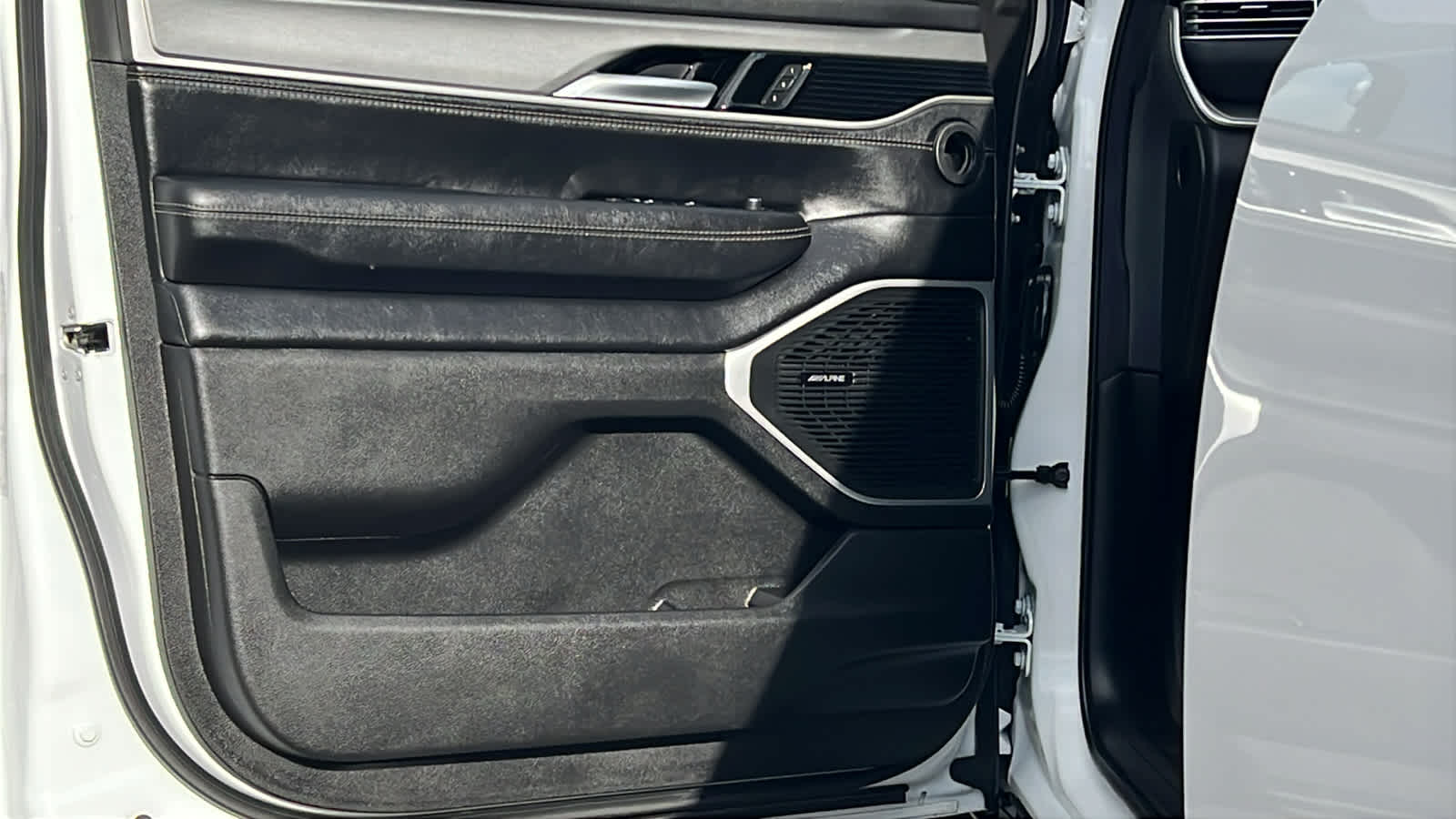 Thumbnail: 2025 Jeep Wagoneer - 23