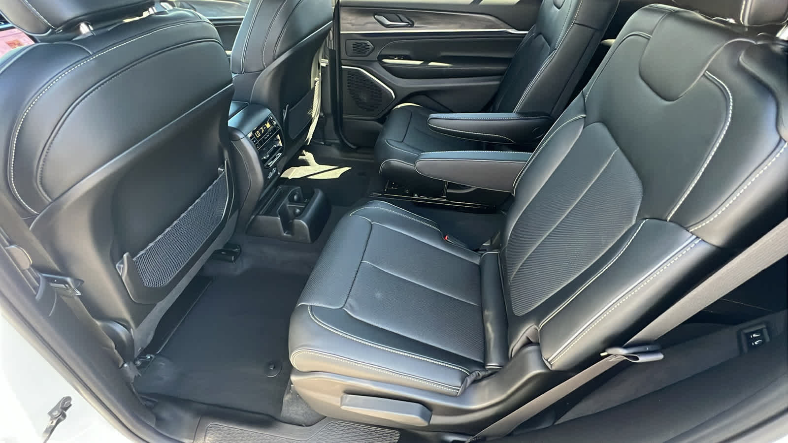 Thumbnail: 2025 Jeep Grand Cherokee L - 24