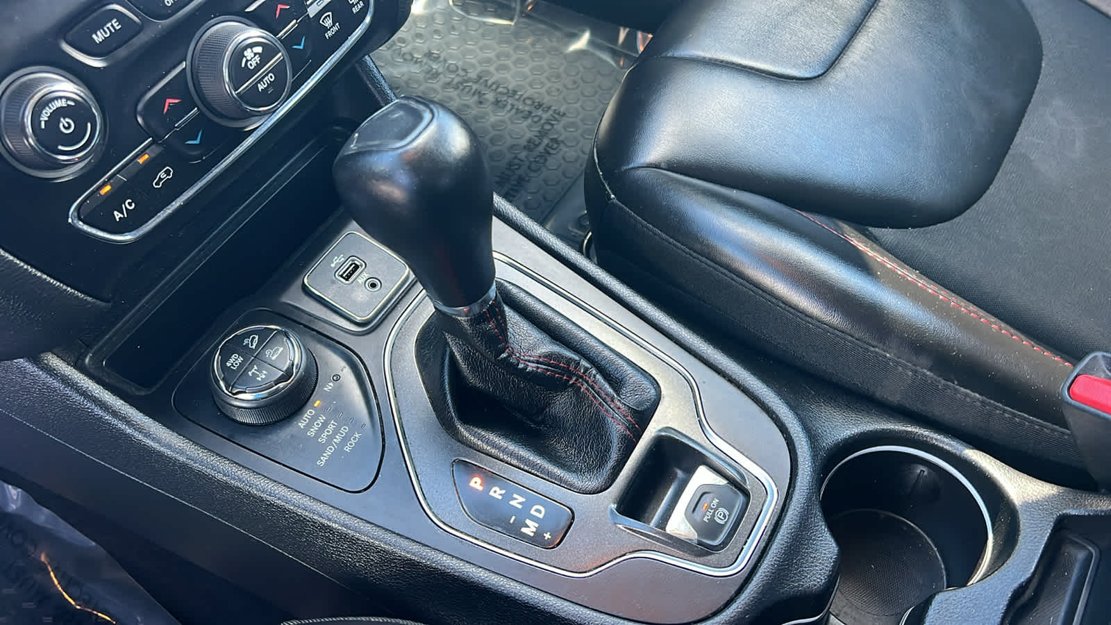 Thumbnail: 2019 Jeep Cherokee - 13