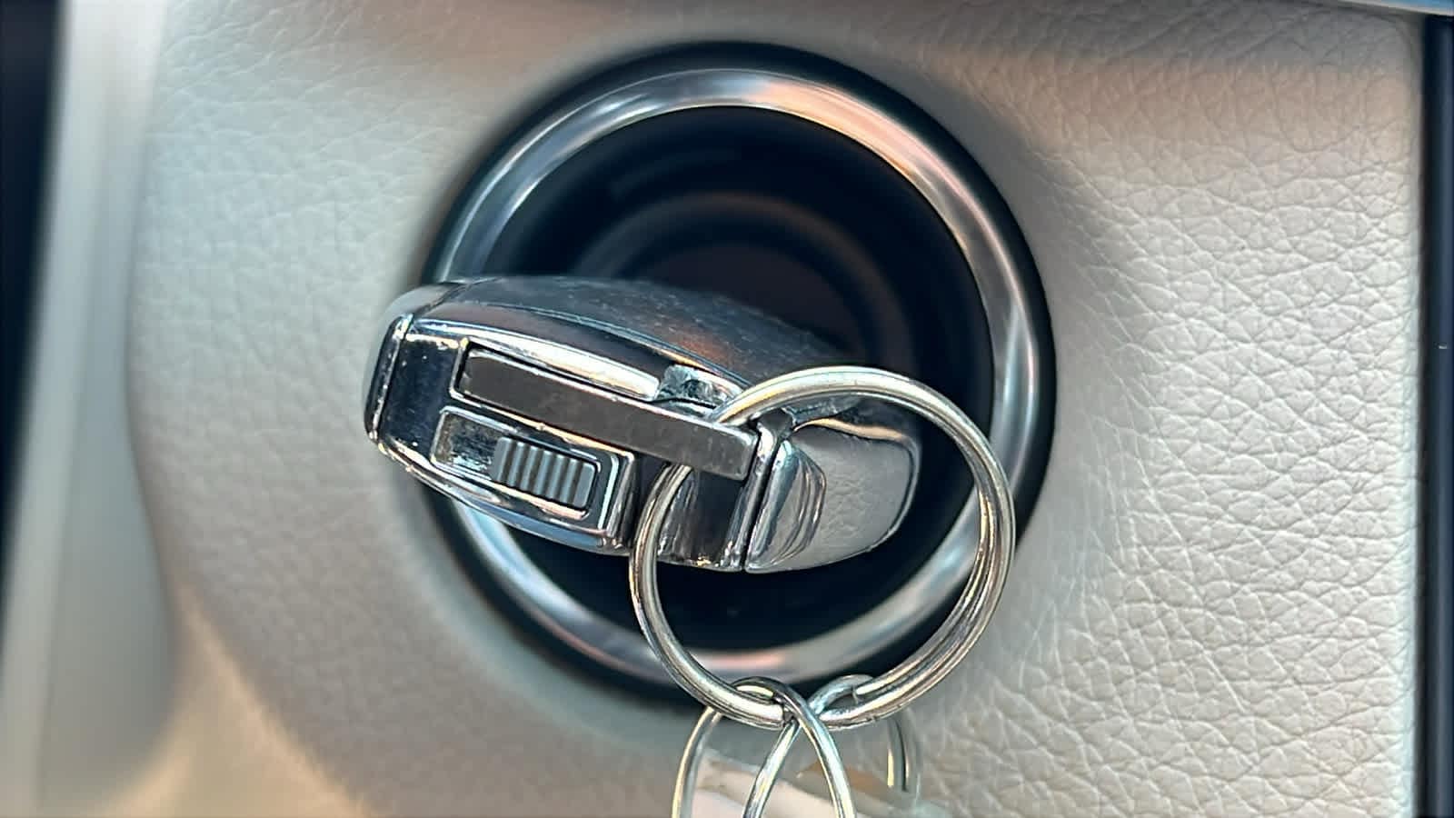 Thumbnail: 2014 Mercedes-Benz E-Class - 17