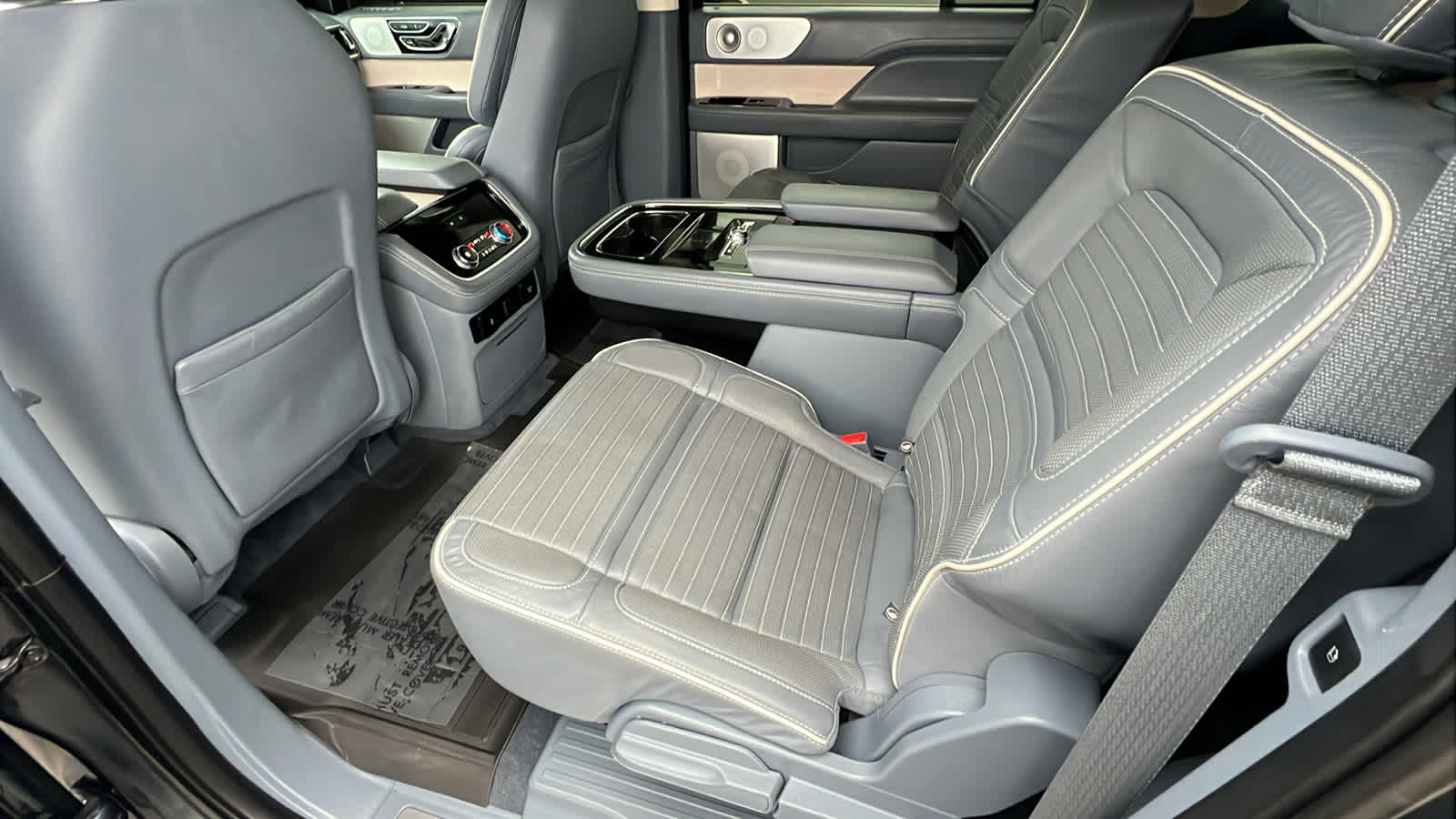 Thumbnail: 2021 Lincoln Navigator L - 24