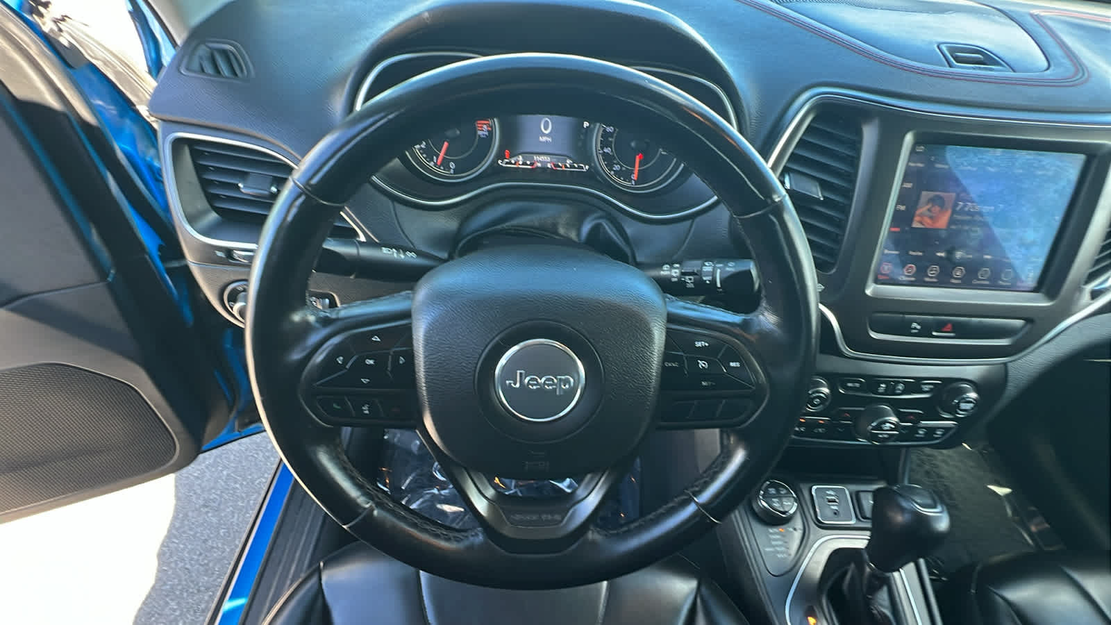 Thumbnail: 2019 Jeep Cherokee - 18