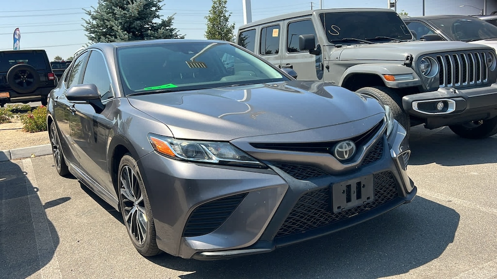 Used 2019 Toyota Camry SE Sedan