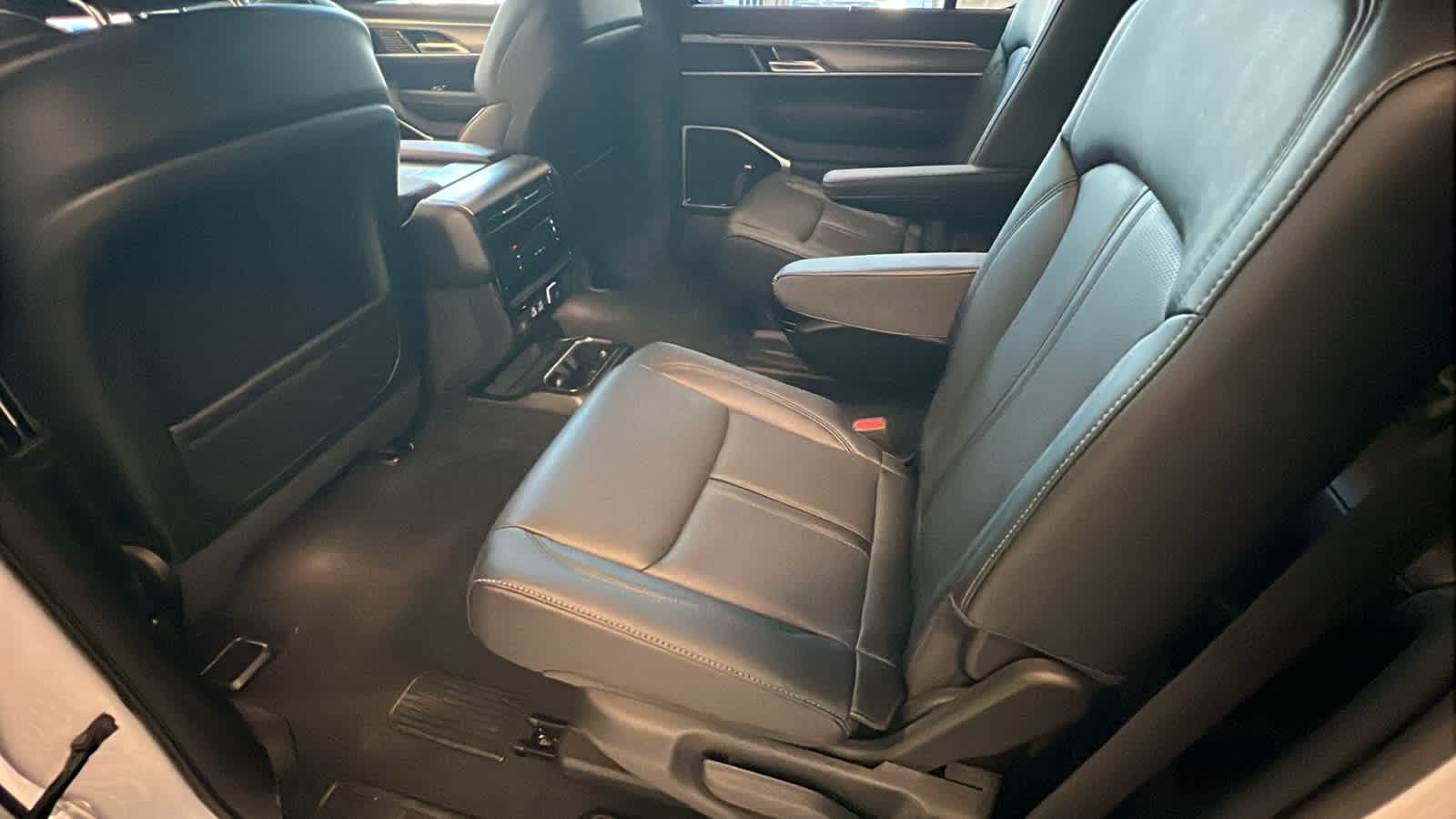 Thumbnail: 2026 Jeep Grand Wagoneer L - 24