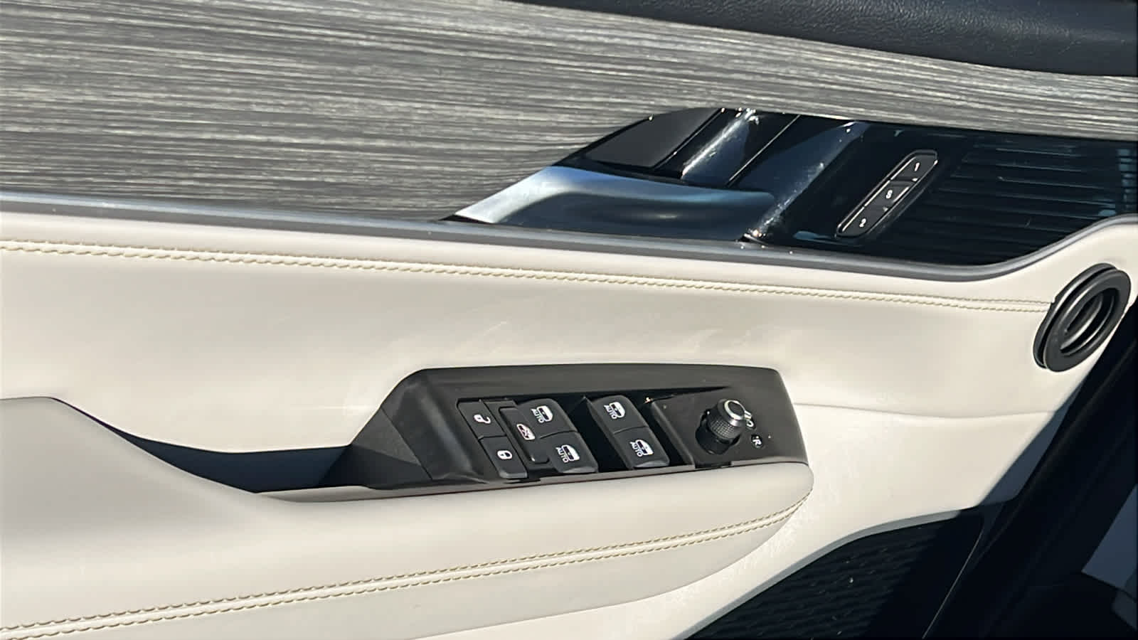 Thumbnail: 2023 Jeep Wagoneer - 22