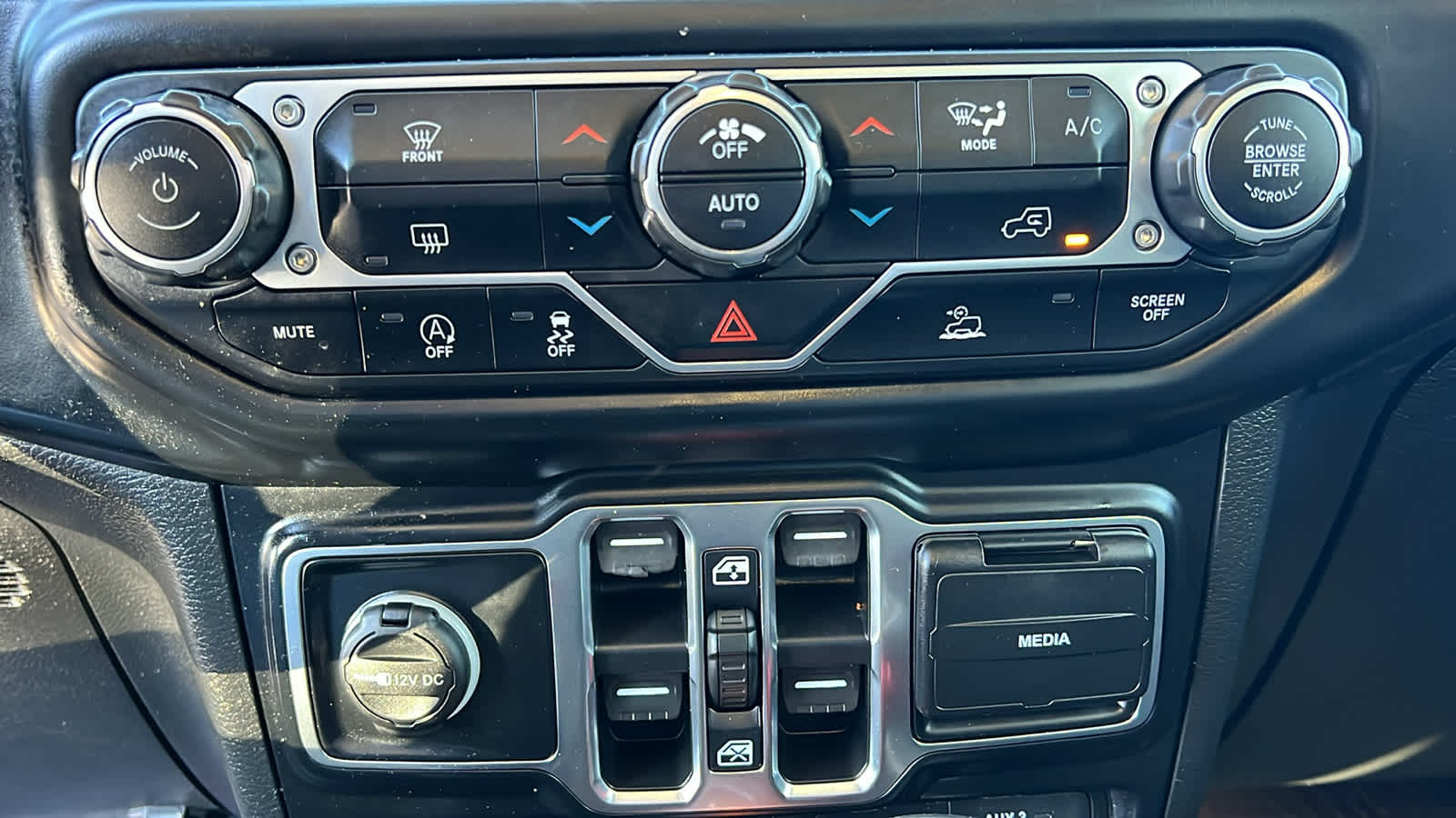 Thumbnail: 2022 Jeep Wrangler - 14