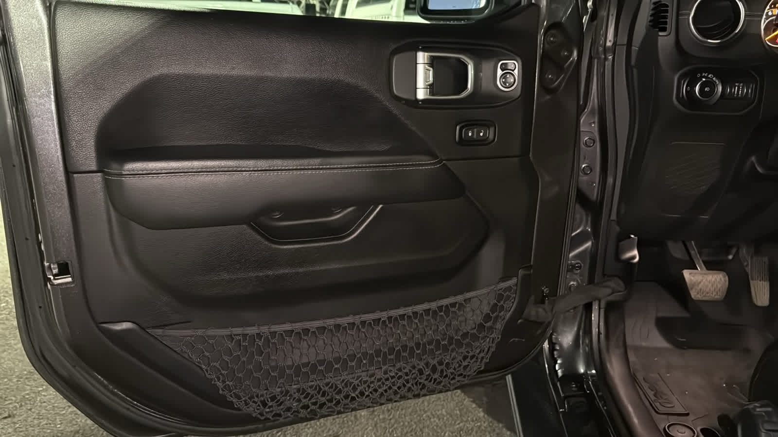 Thumbnail: 2019 Jeep Wrangler - 23