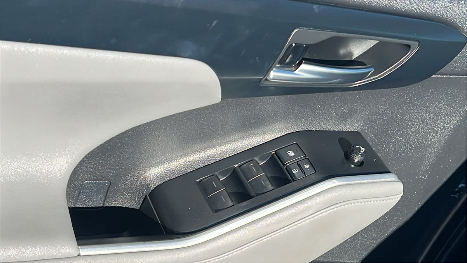 Thumbnail: 2021 Toyota Highlander - 22