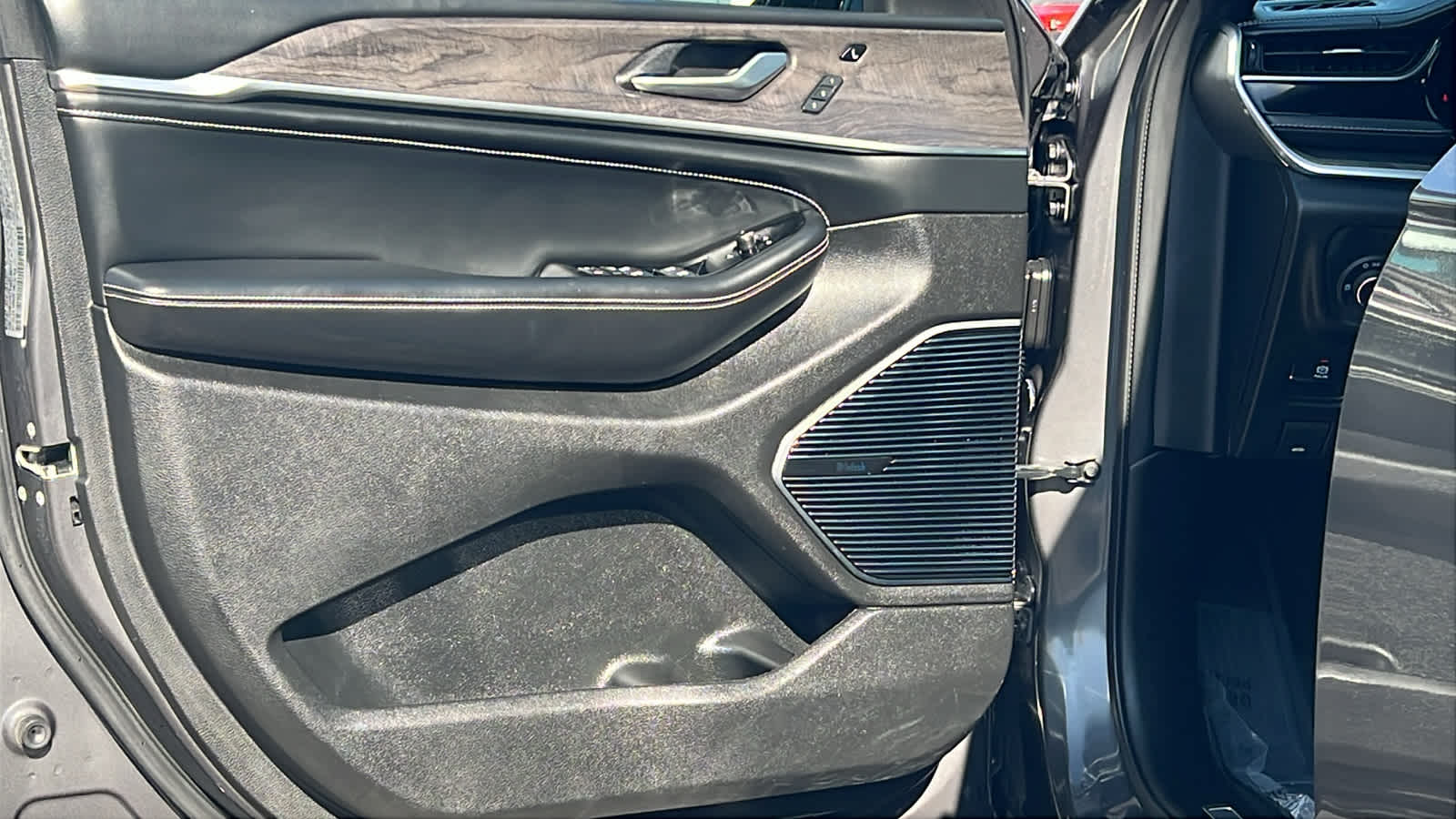 2022 Jeep Grand Cherokee Overland 23