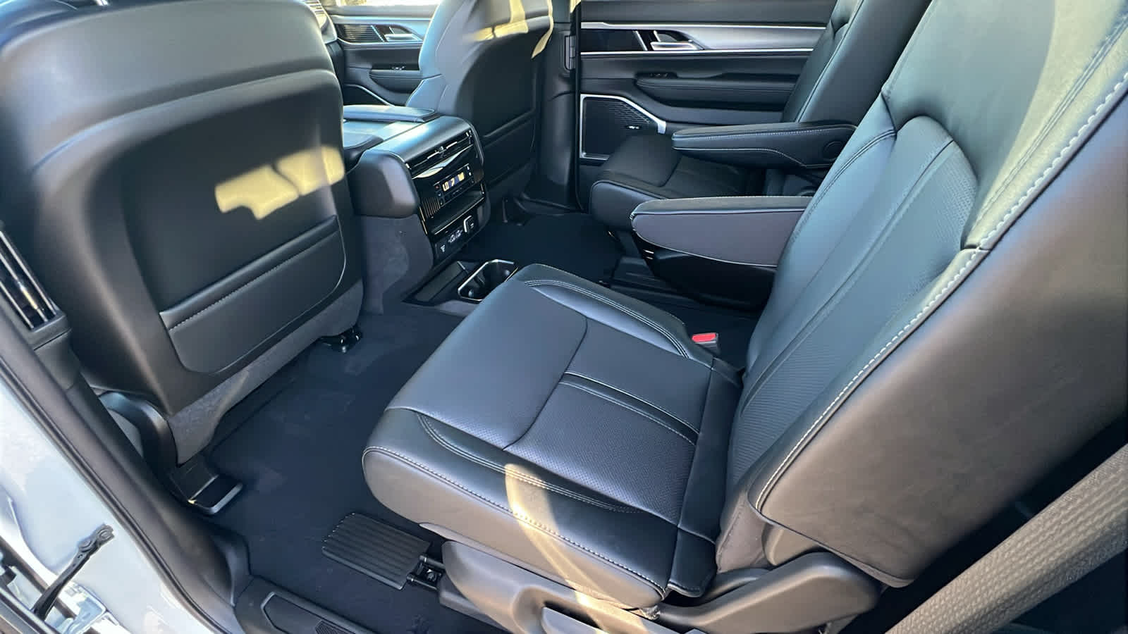 Thumbnail: 2026 Jeep Grand Wagoneer L - 24