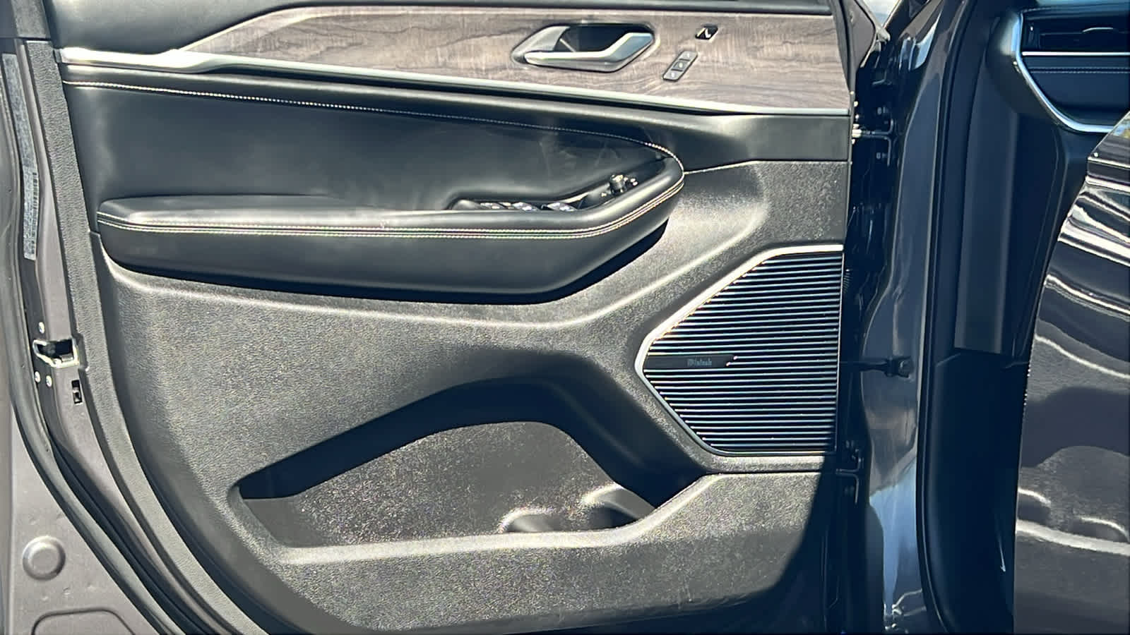 Thumbnail: 2023 Jeep Grand Cherokee - 23