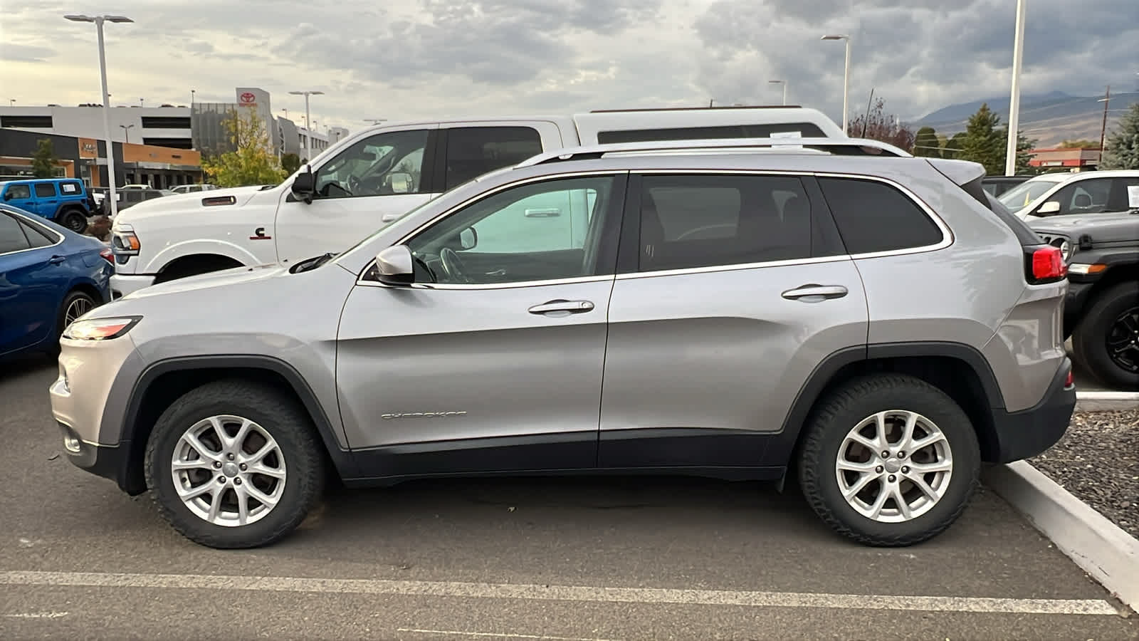 Thumbnail: 2017 Jeep Cherokee - 6