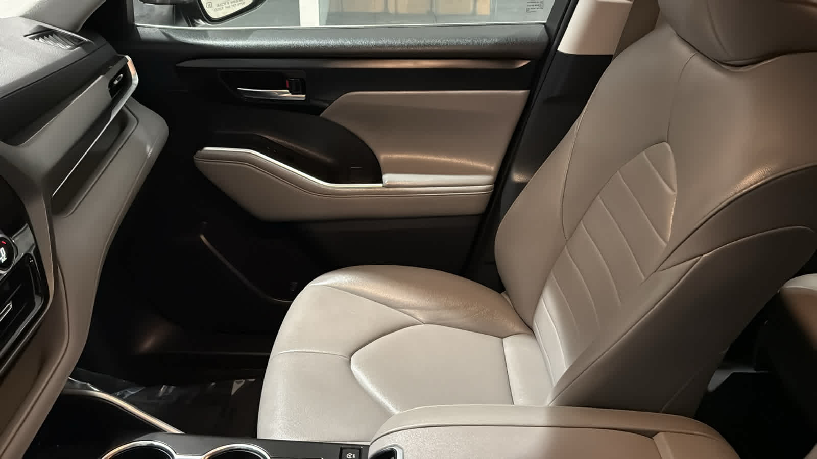 Thumbnail: 2021 Toyota Highlander - 12