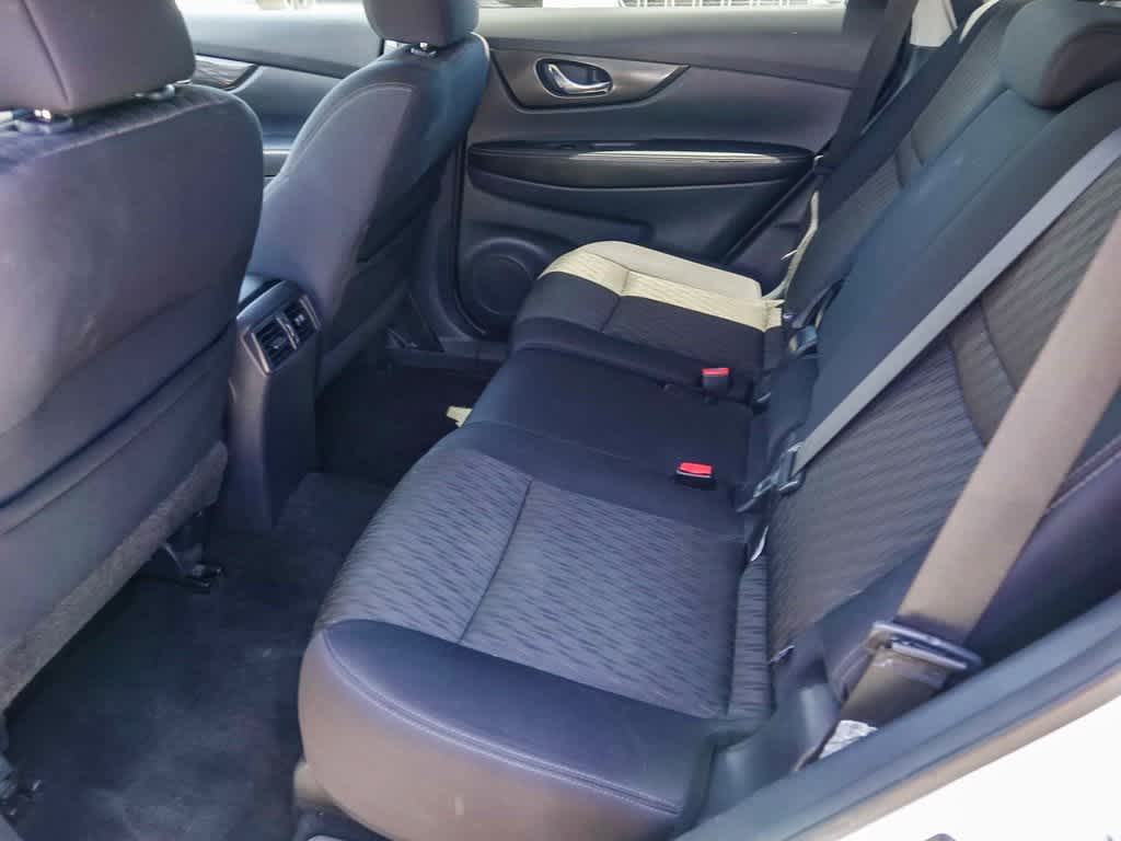 2017 Nissan Rogue SV 17