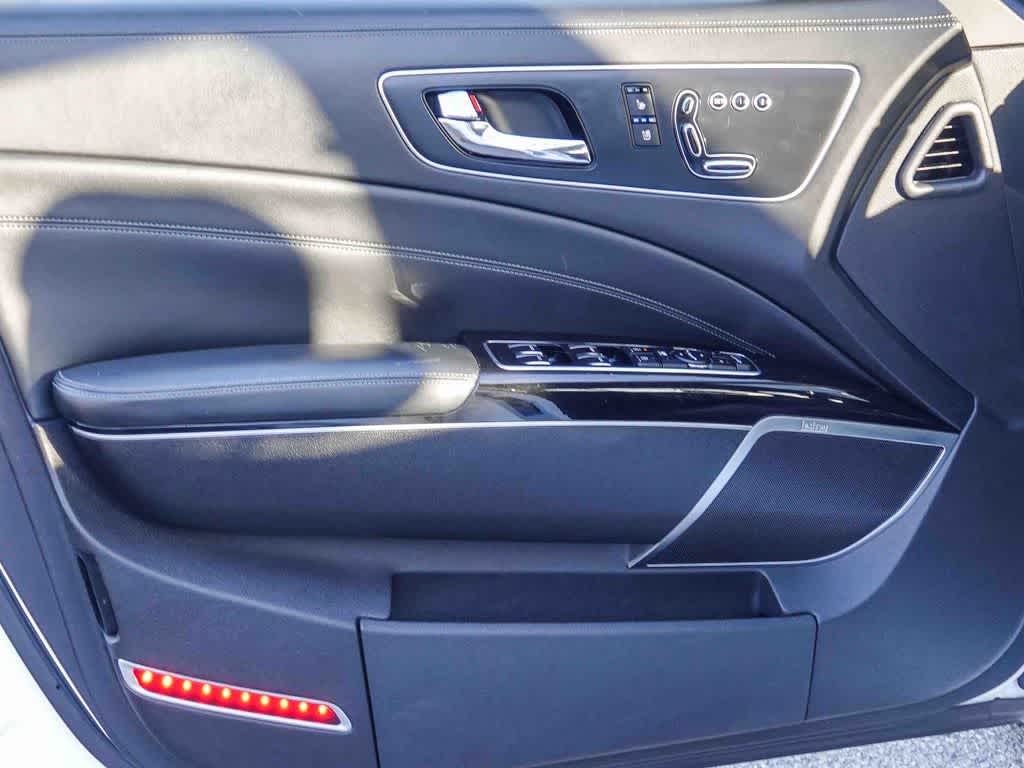 Thumbnail: 2017 Kia K900 - 16