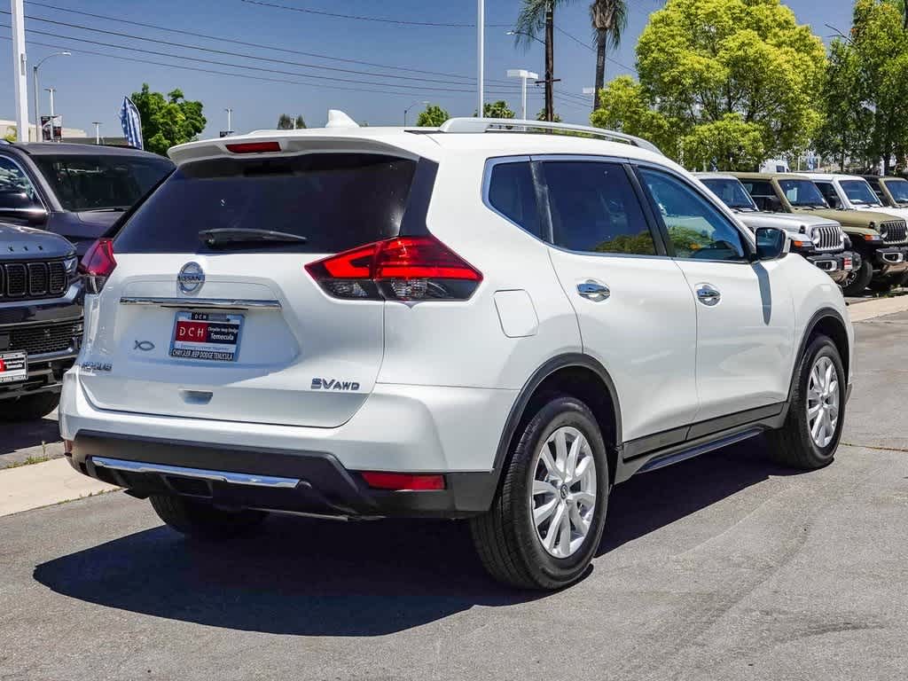 2017 Nissan Rogue SV 4