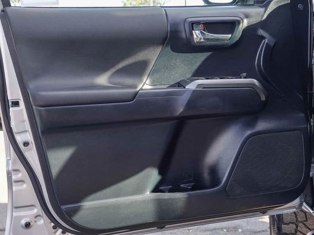 Thumbnail: 2019 Toyota Tacoma - 18