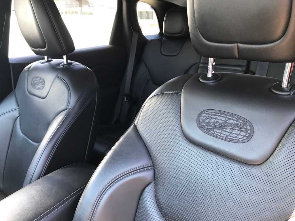 Thumbnail: 2019 Jeep Cherokee - 14