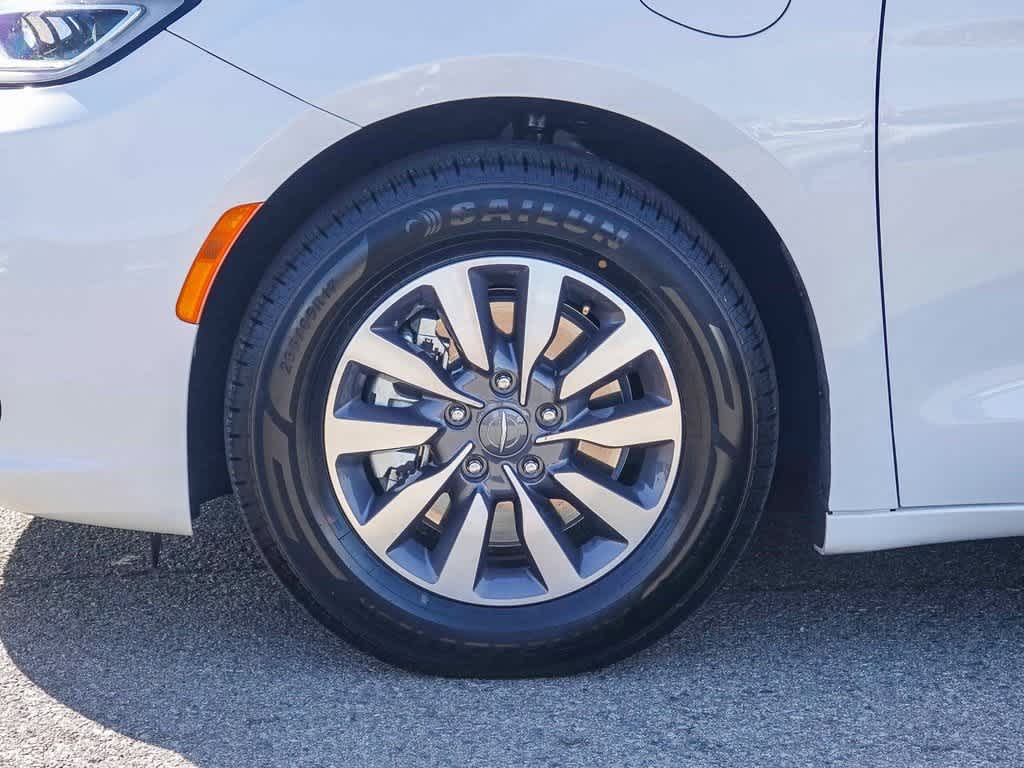 Thumbnail: 2024 Chrysler Pacifica - 10