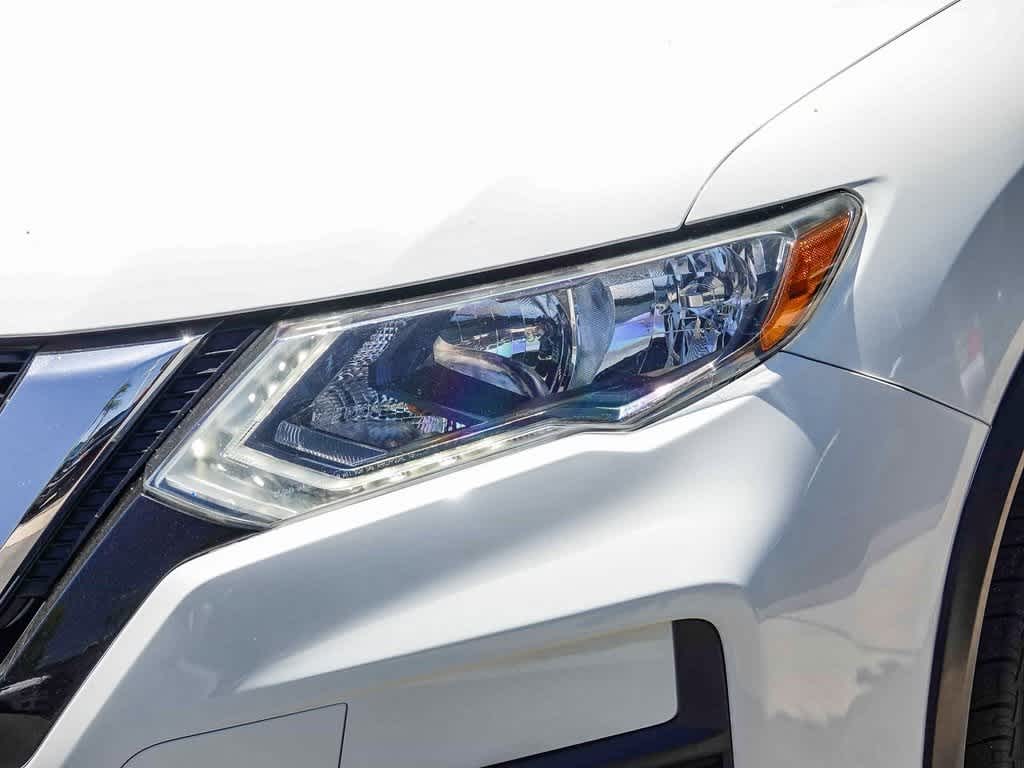 2017 Nissan Rogue SV 8