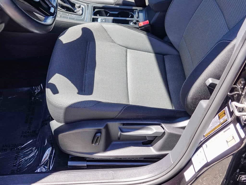 Thumbnail: 2019 Volkswagen e-Golf - 19