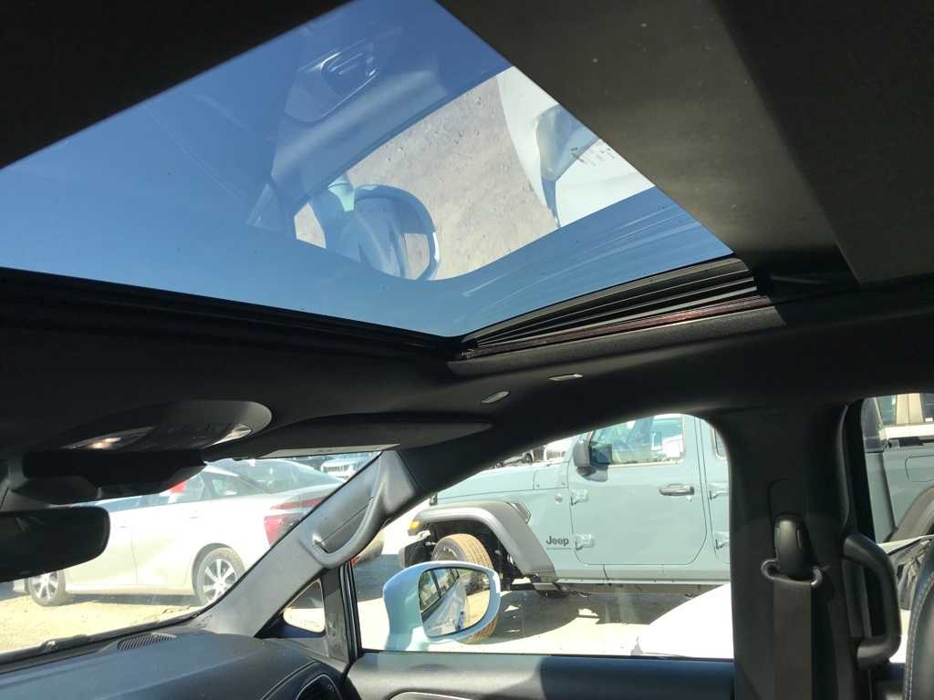 Thumbnail: 2021 Chrysler Pacifica - 11