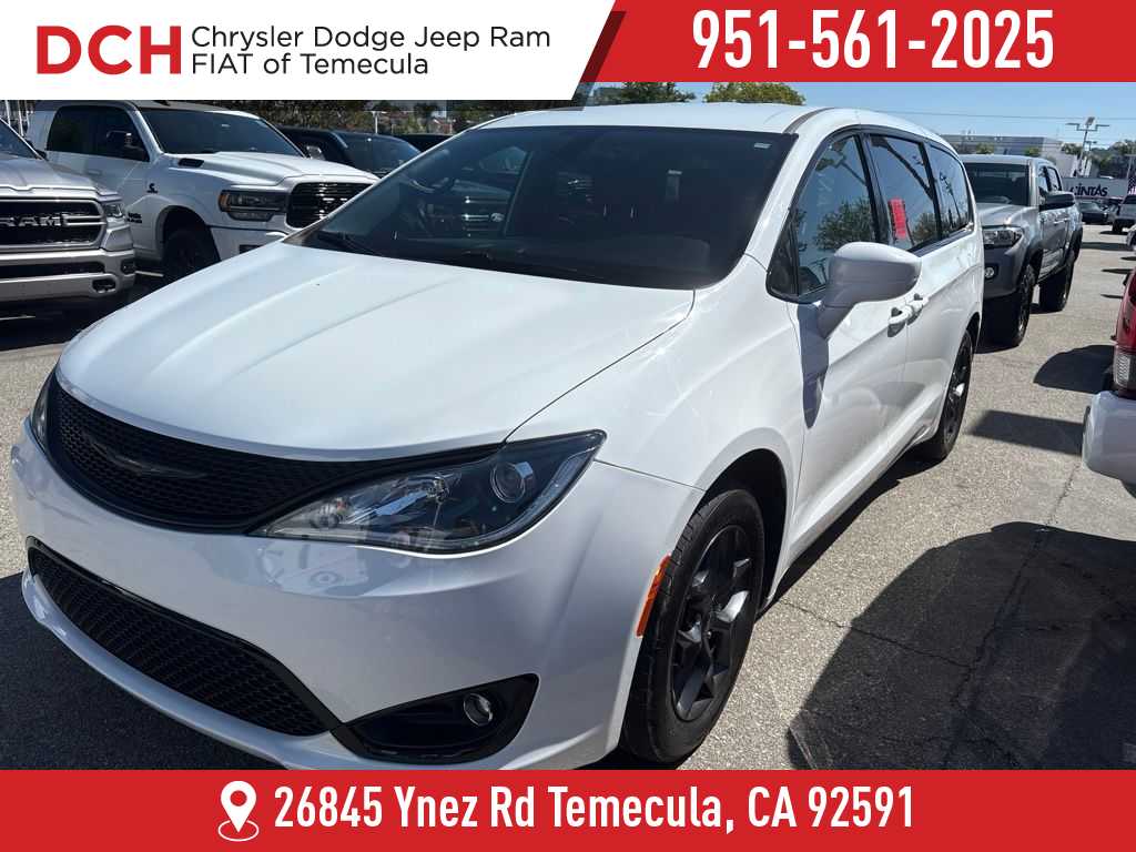 2018 Chrysler Pacifica Touring Plus's photo
