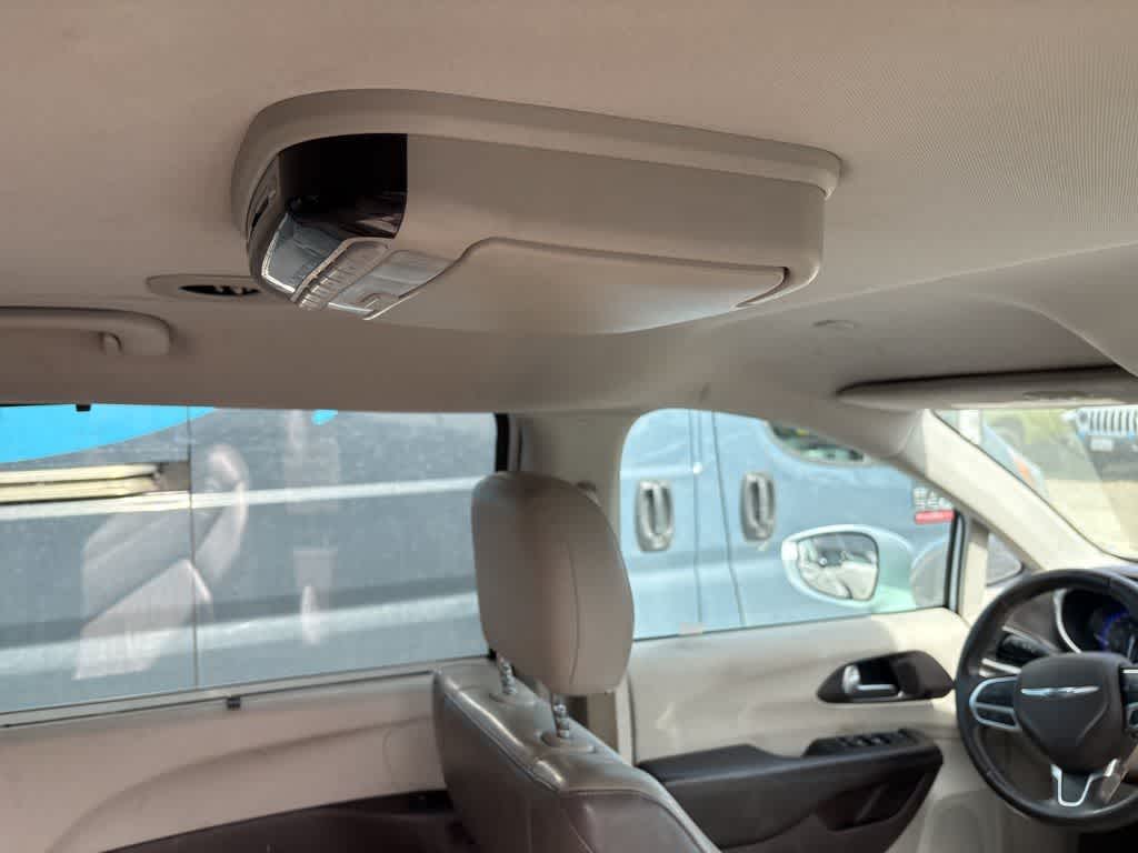 Thumbnail: 2017 Chrysler Pacifica - 7