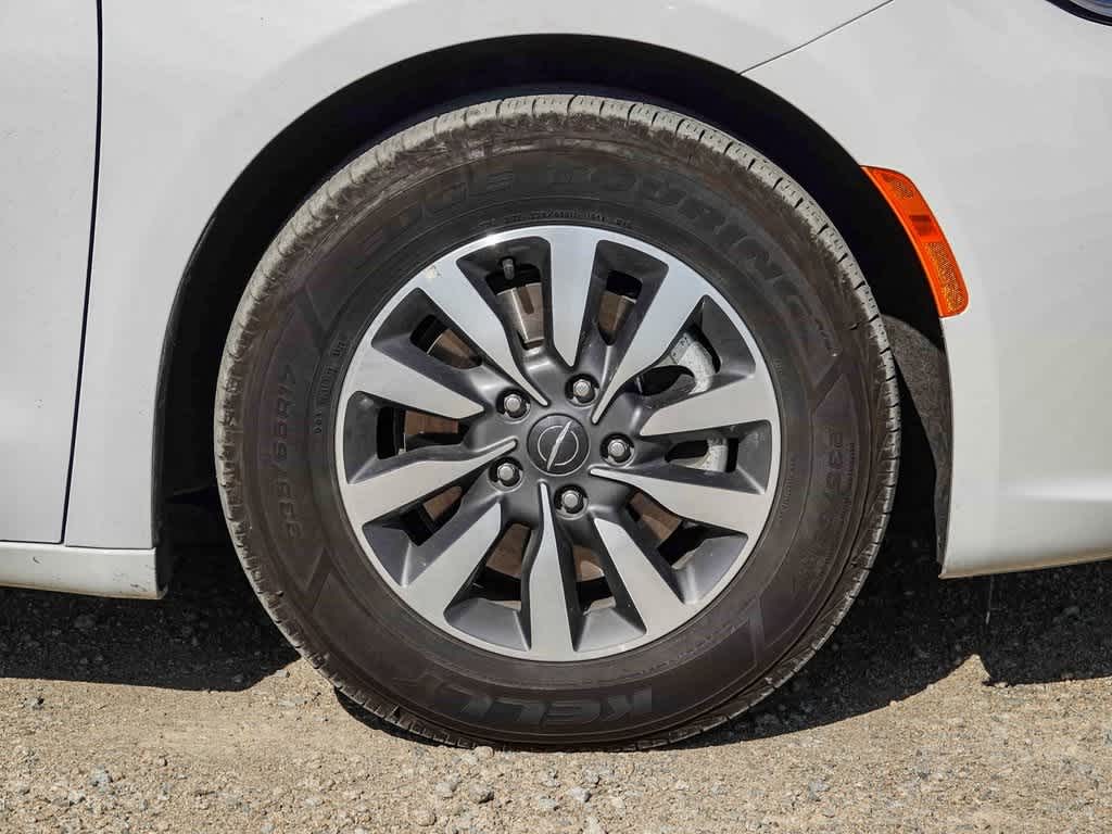 Thumbnail: 2023 Chrysler Pacifica - 9