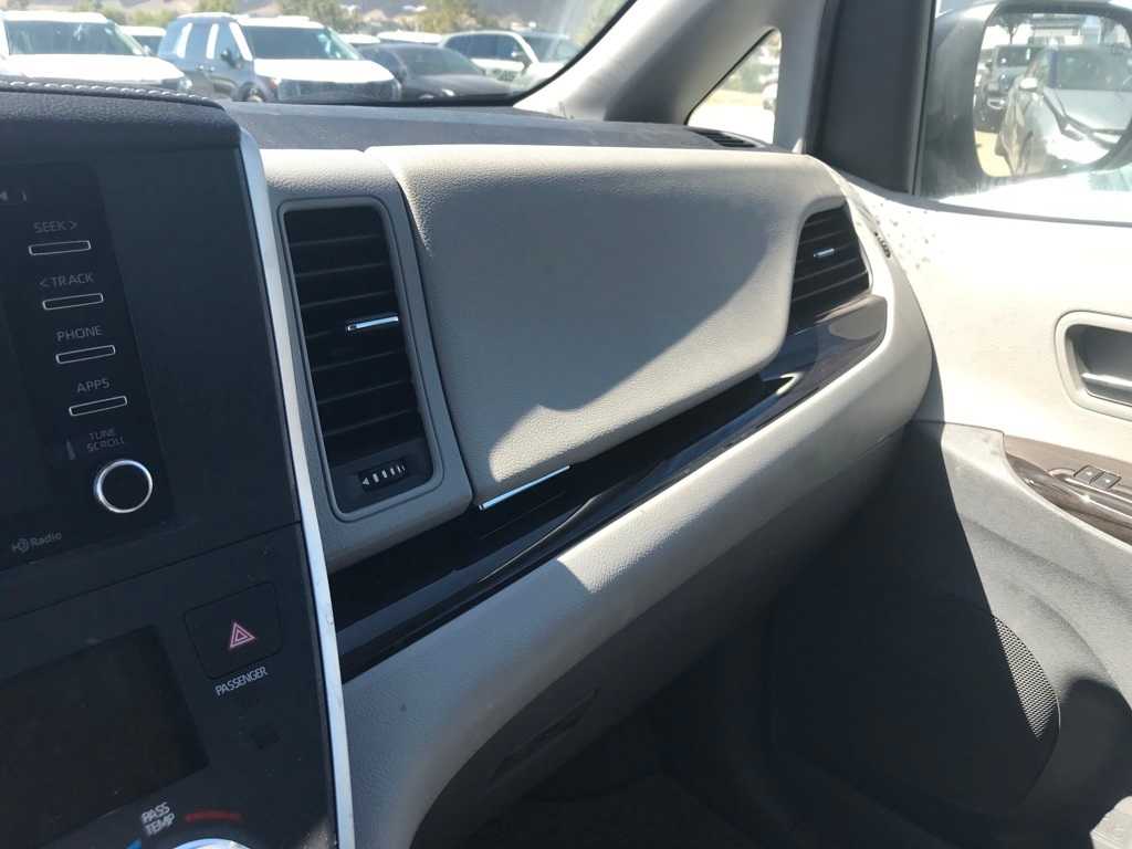 Thumbnail: 2020 Toyota Sienna - 11