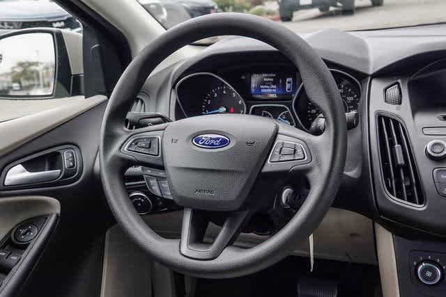 2017 Ford Focus SE 12