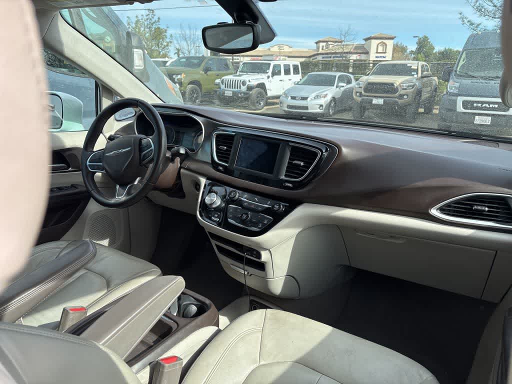 Thumbnail: 2017 Chrysler Pacifica - 6