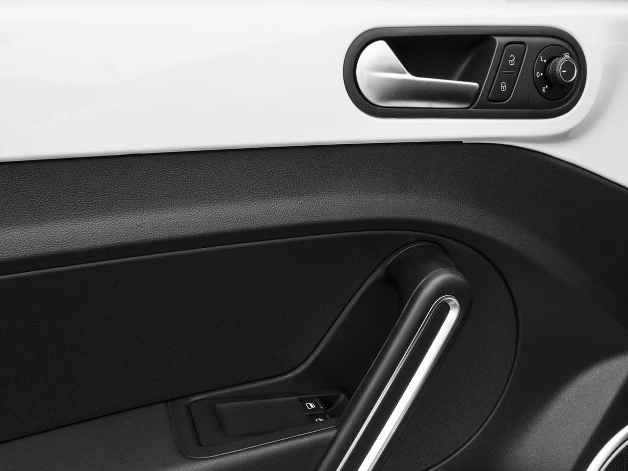Thumbnail: 2016 Volkswagen Beetle - 14