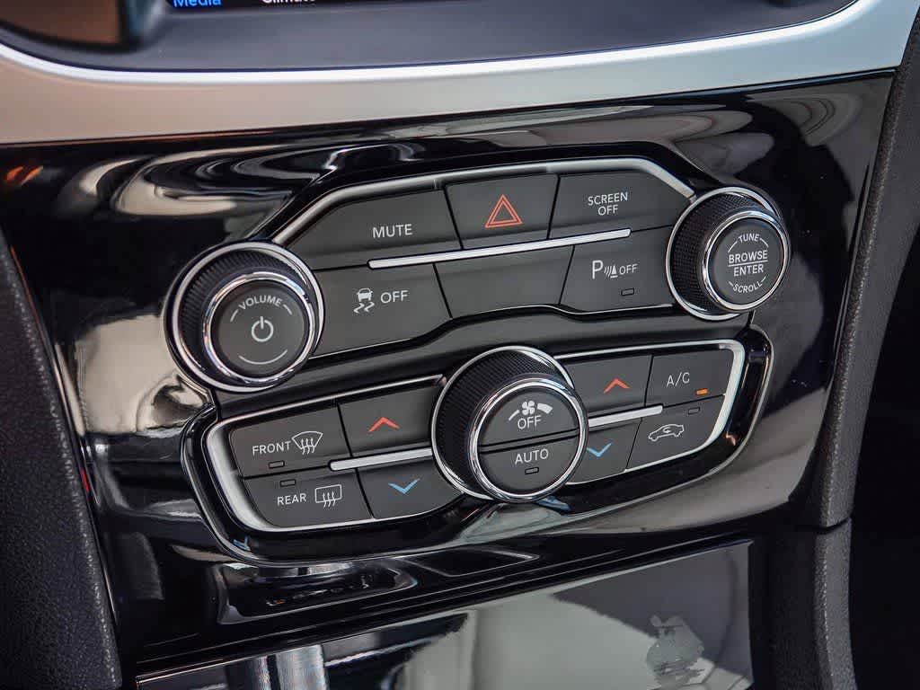 Thumbnail: 2023 Chrysler 300 - 21