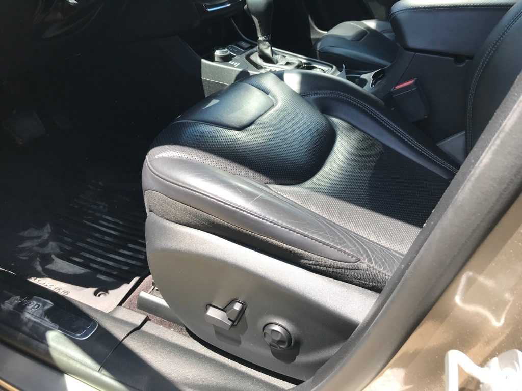 Thumbnail: 2019 Jeep Cherokee - 11