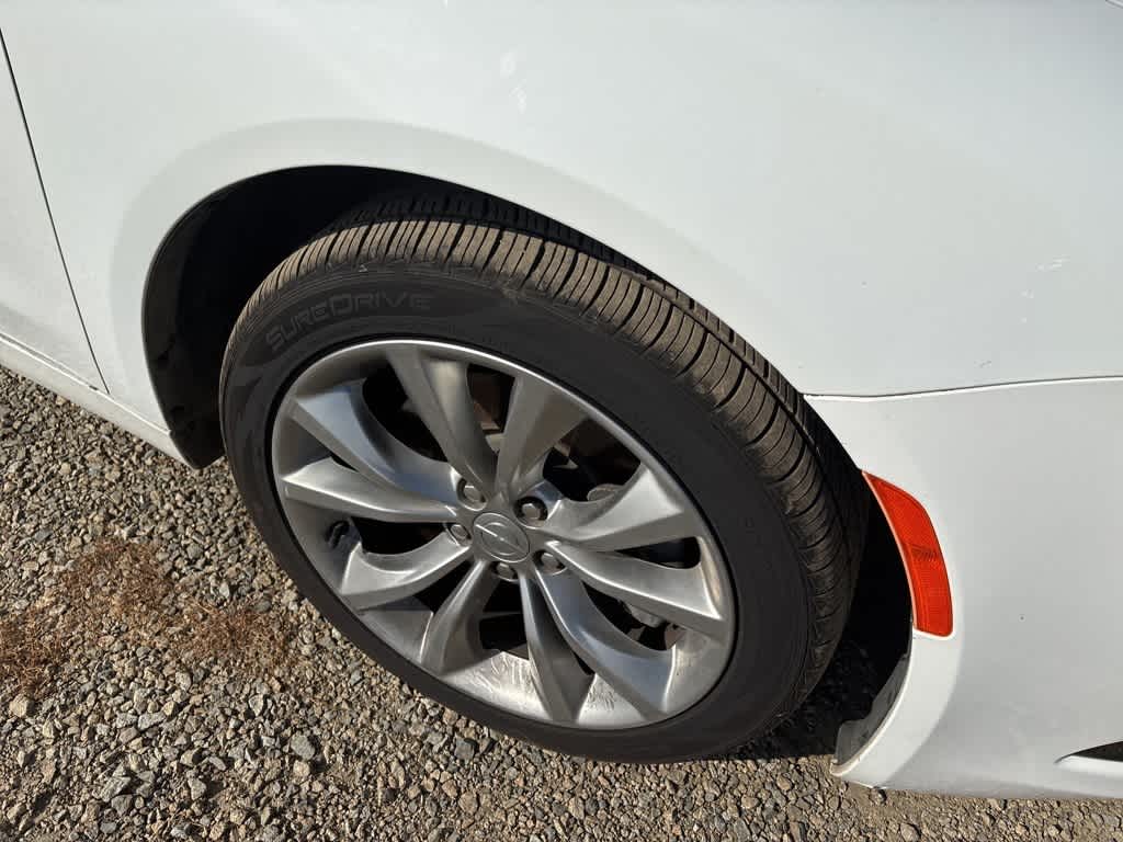 Thumbnail: 2015 Chrysler 200 - 4
