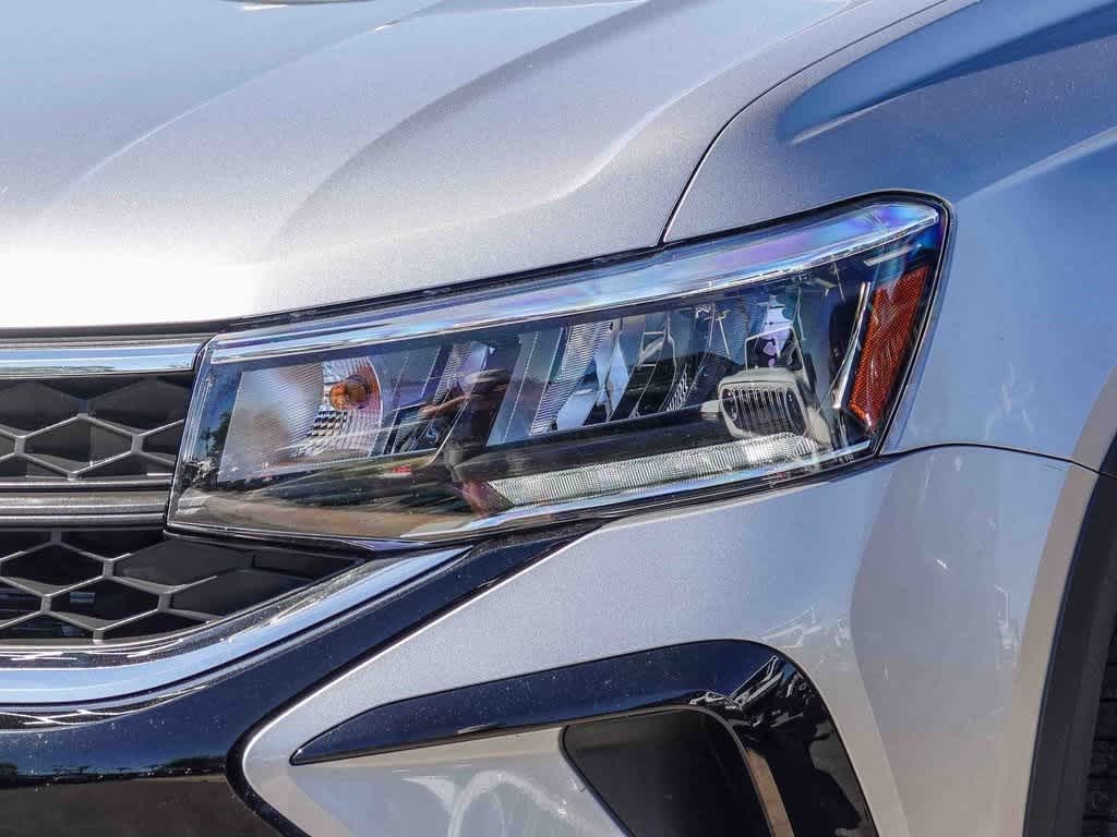 Thumbnail: 2022 Volkswagen Taos - 8