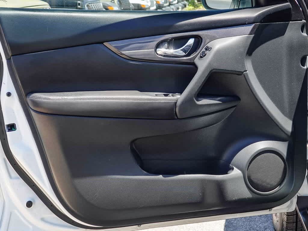 2017 Nissan Rogue SV 19