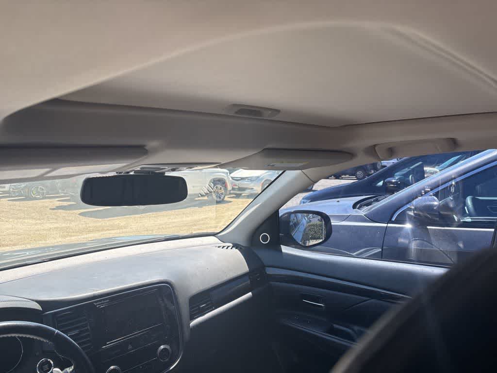 Thumbnail: 2016 Mitsubishi Outlander - 9