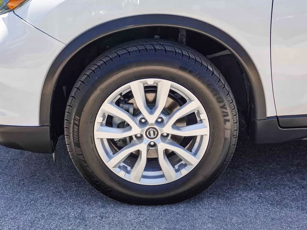 2017 Nissan Rogue SV 10