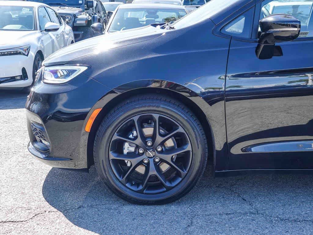 Thumbnail: 2025 Chrysler Pacifica - 9